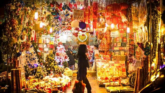Chợ đêm phố cổ là một địa điểm vui chơi Hà Nội về đêm cực lung linh bởi được hàng ngàn ánh đèn thắp sáng.