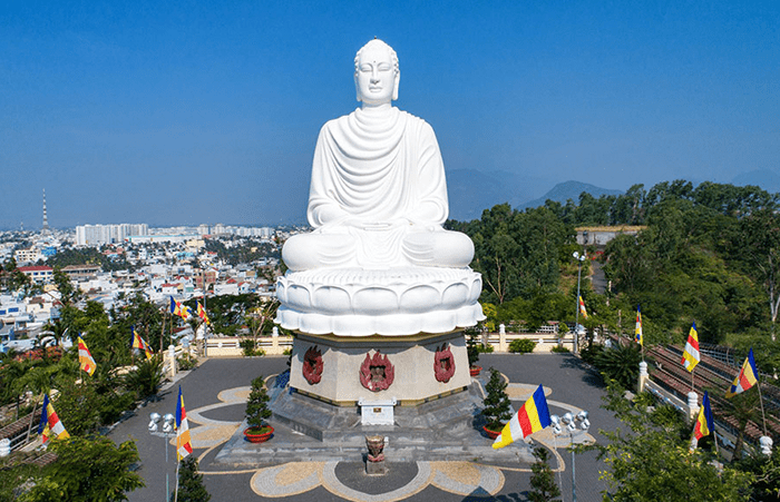 Chùa Long Sơn nổi tiếng với công trình tượng Phật Thích Ca Mâu Ni thuyết pháp màu trắng tinh khổng lồ