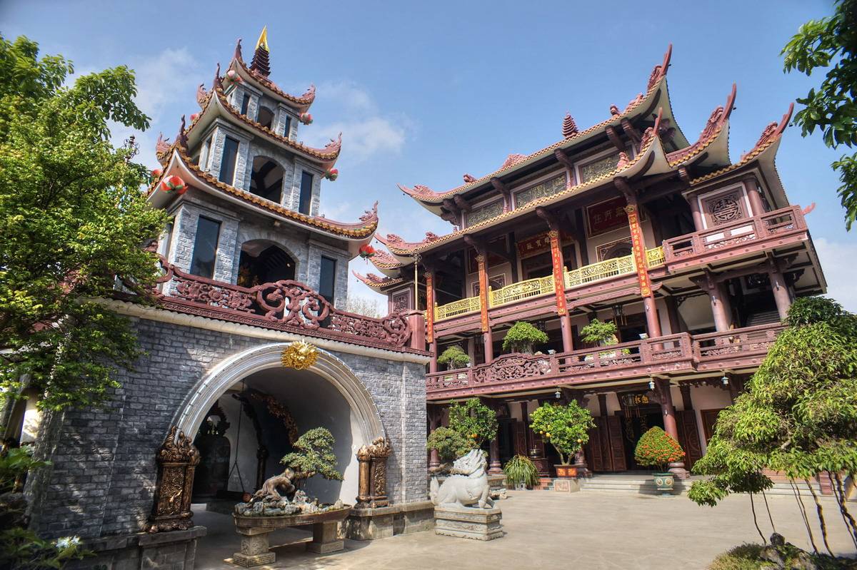 Chụp ảnh đẹp ở Quy Nhơn với Lối kiến trúc Phương Đông quen thuộc và gần gũi tại chùa Thiên Hưng (Nguồn: Internet)