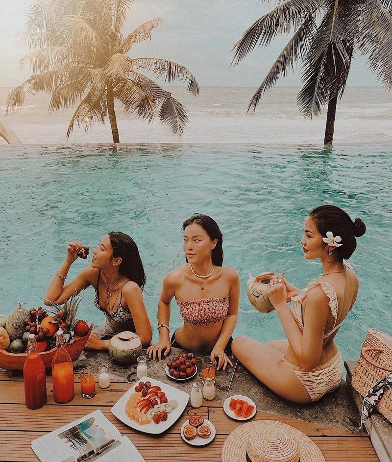 Tạp dáng chụp ảnh sang chanh cùng hội nhóm chị em bạn thân với hồ bơi, đồ ăn và bikini.