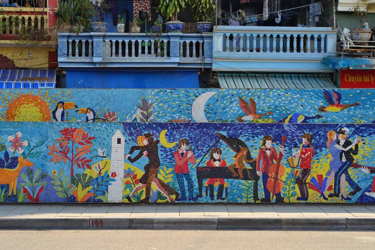 Những bức tranh tường bằng gốm đầy màu sắc với chủ đề đa dạng, độc đáo tại Con đường Gốm Sứ thu hút đông đảo khách du lịch ghé thăm