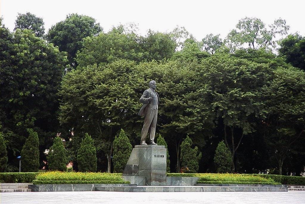 Công viên Lê Nin với cảnh quan sang trọng, đẹp mắt cùng tượng đài Lê Nin vĩ đại