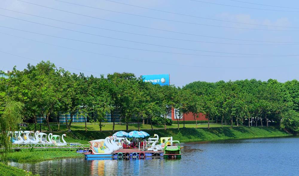 Công viên Yên Sở là một địa điểm vui chơi Hà Nội thú vị với cảnh đẹp nên thơ, trữ tình