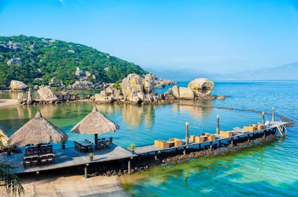 Đảo Bình Hưng nổi tiếng là một địa điểm check in Nha Trang cực đẹp với làn nước trong xanh và nắng vàng ấm áp
