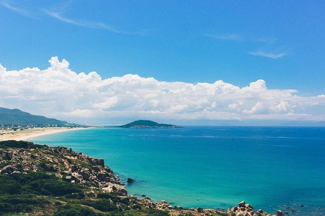 Đảo Đầm Môn là một trong những địa điểm check in Nha Trang lý tưởng cho những người đam mê sống ảo giữa biển khơi và mây trời bao la