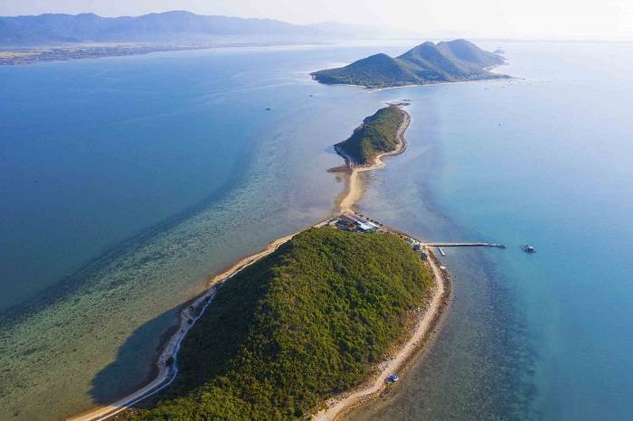 Đảo Điệp Sơn với vẻ đẹp hoang sơ, gồm bãi cát trắng, hàng dừa cao, bầu trời xanh và nước biển trong vắt tuyệt đẹp