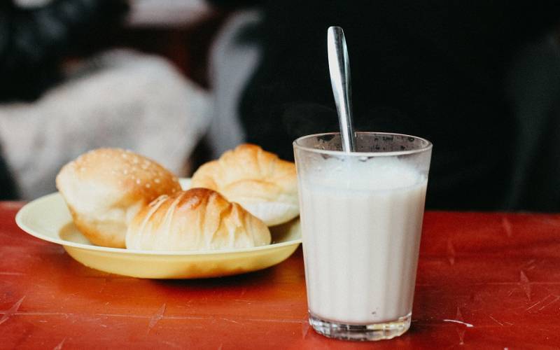 Sữa đậu nành và các loại bánh ngọt Đà Lạt: bánh tiêu, bánh su kem, bánh dừa,...