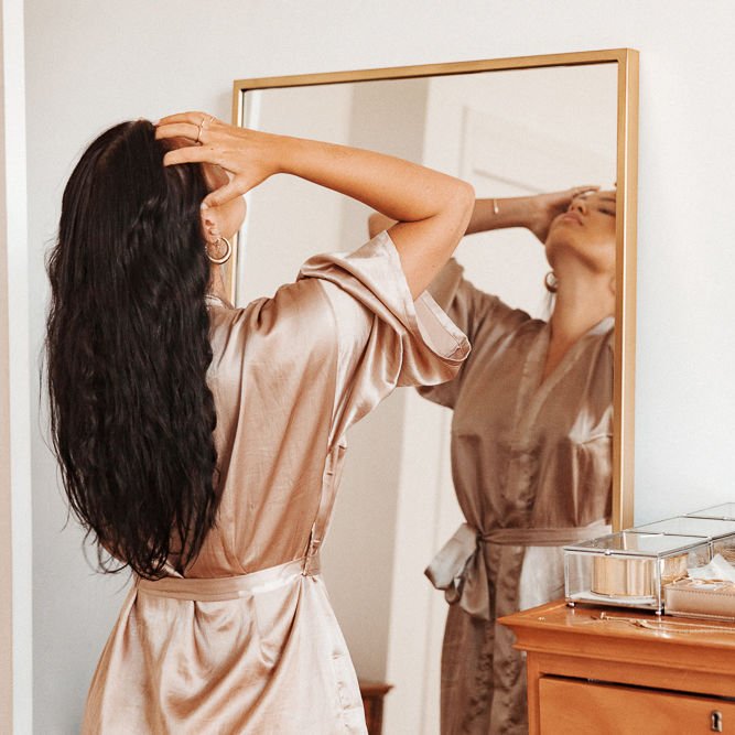 5 phút tạo kiểu mỗi sáng cho mái tóc xoăn sóng "bền bỉ cả ngày"