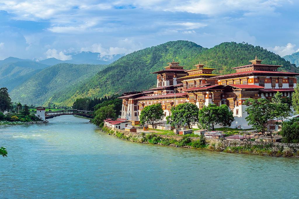 15 địa điểm du lịch Bhutan tự túc tham quan tu viện, leo núi hoang sơ