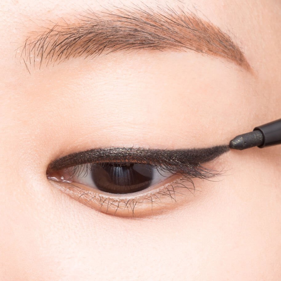 Không cần vẽ eyeliner, đây là cách giúp mắt bạn to hơn trong 30s