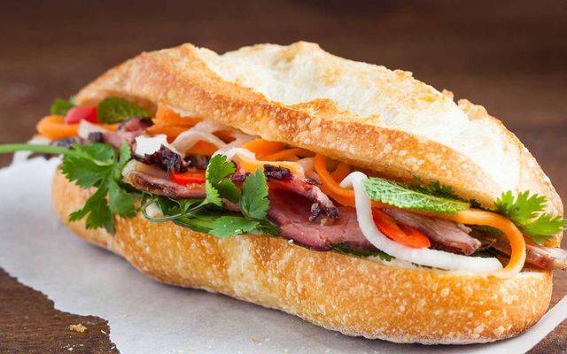 Bánh mì Hà Nội với topping đầy ụ, là một món ăn sáng dân giả và phổ biến với hầu hết người dân Thủ đô