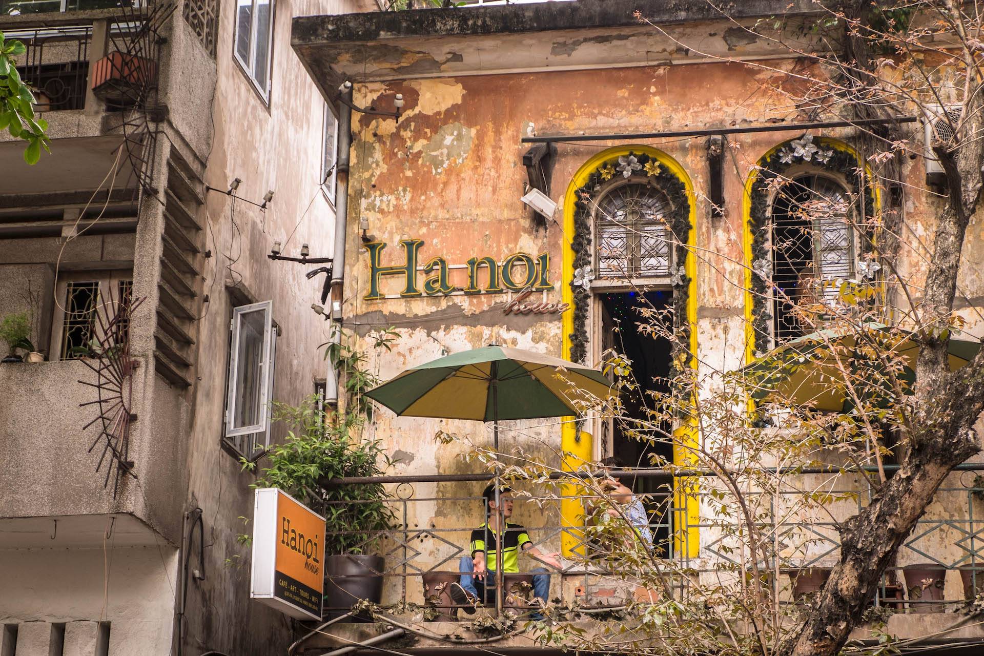 Hanoi House Cafe là nơi lưu giữ trọn vẹn kiến trúc kiểu Pháp xưa nên thu hút được đông đảo giới trẻ ghé thăm và trải nghiệm