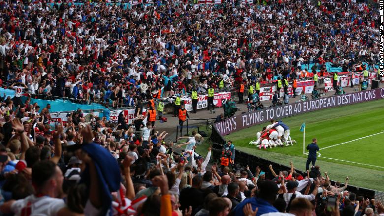 Việc tổ chức các trận bán kết và trận chung kết Euro 2020 ở London là ‘công thức cho thảm họa” vì covid 19 tăng đột biến
