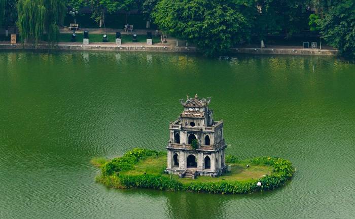 Tháp Rùa cổ kính nằm lặng lẽ giữa lòng hồ Gươm tạo nên một phong cảnh nên thơ, trữ tình