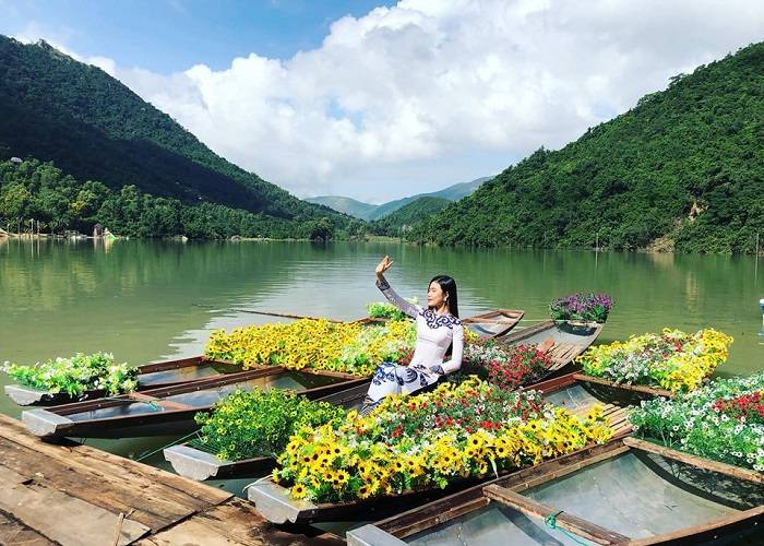 Hồ Kênh Hạ nổi tiếng với vẻ đẹp thơ mộng với bốn bề sông nước trong vắt cùng rừng cây rậm rạp và đồi núi trập trùng