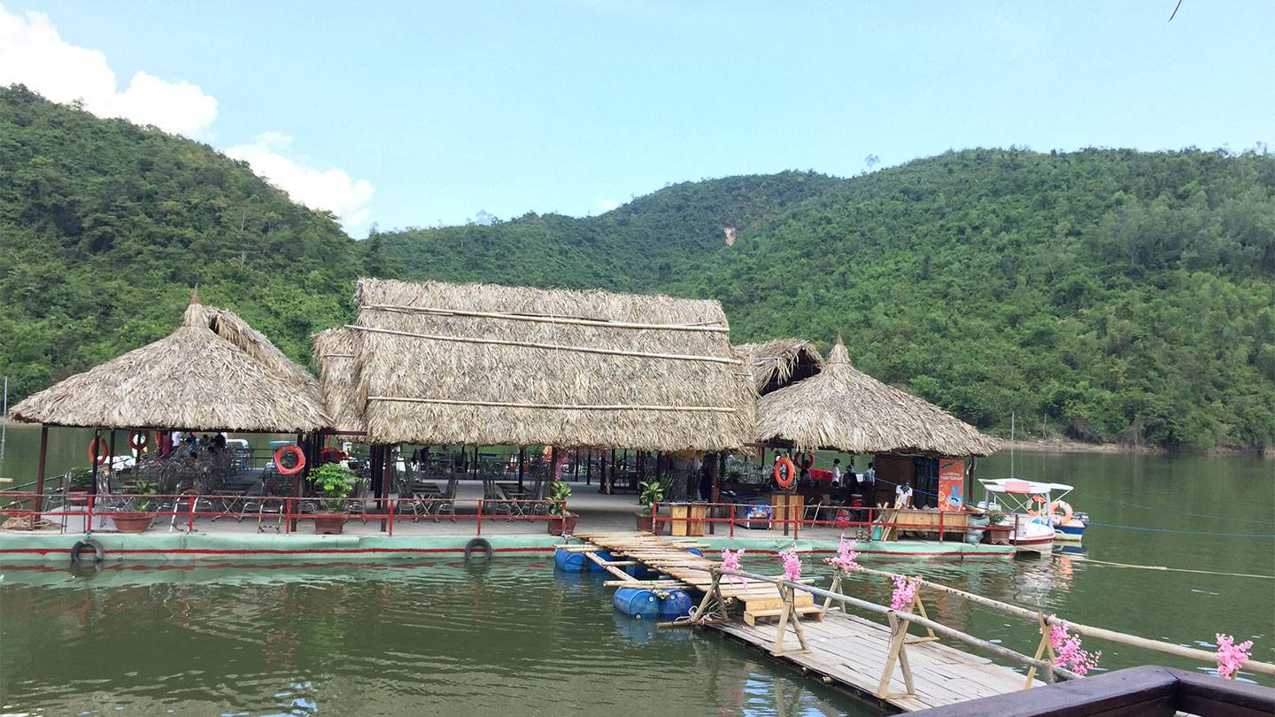 Hồ Kênh Hạ xinh đẹp, thơ mộng nằm giữa thiên nhiên núi rừng hùng vĩ