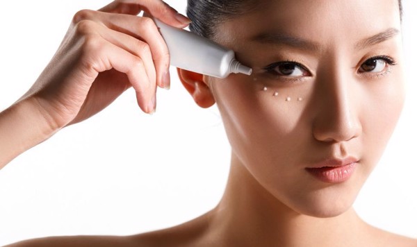 Chăm sóc da vùng mắt bằng kem dưỡng đặc trị có thật sự hiệu quả?