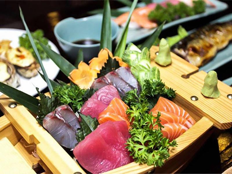 Bạn đừng quên thưởng thức những món ăn đầy tinh tế, nổi tiếng như sashimi, sushi khi đến Nhật 