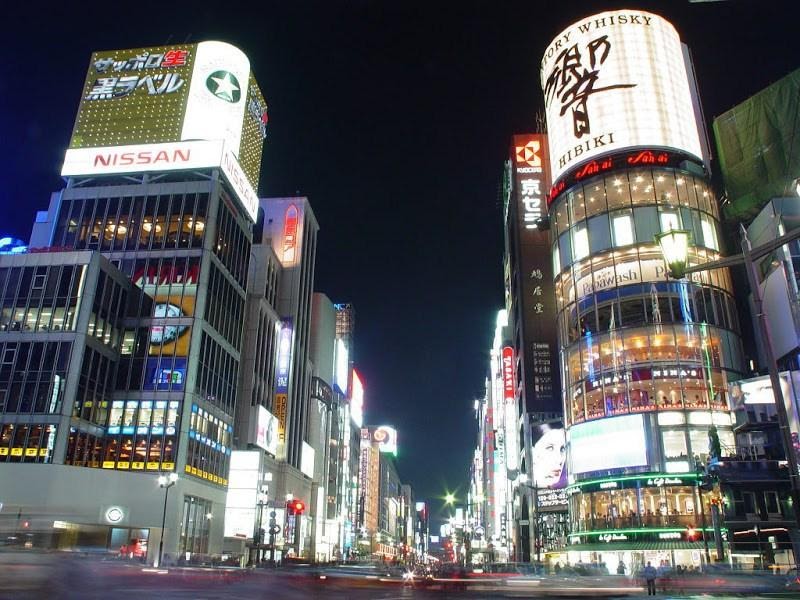 Đi Nhật Bản mùa nào đẹp sẽ không là điều khiến tín đồ shopping băn khoăn vì các trung tâm mua sắm luôn sầm uất quanh năm (Nguồn: lthdan05.wordpress.com)