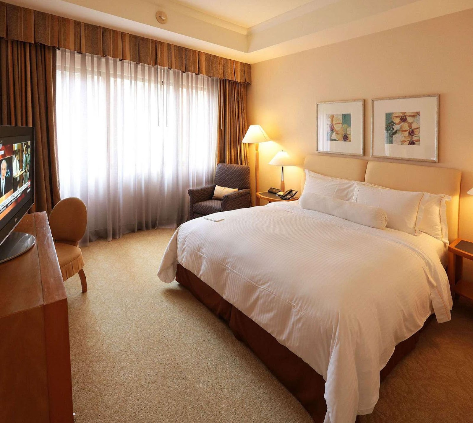Khách sạn Caraven sở hữu phòng nghỉ rộng rãi với thiết kế đơn giản lịch sự
