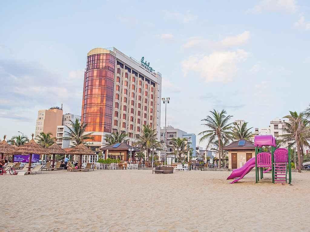  Khách sạn Holiday Đà Nẵng nhìn từ bãi biển. (Nguồn: danangfantasticity.com)