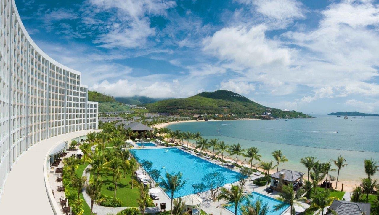 Khung cảnh Vinpearl luxury resort Nha Trang với bờ biển trải dài