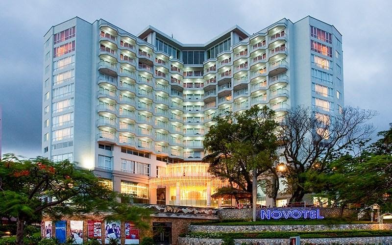 Alt + Caption: Toàn cảnh Khách sạn cao cấp Novotel, noi bạn nên trải nghiệm tiện nghi một lần trong đời khi đến với Vịnh Hạ Long. (nguồn: du-lich.chudu24.com)