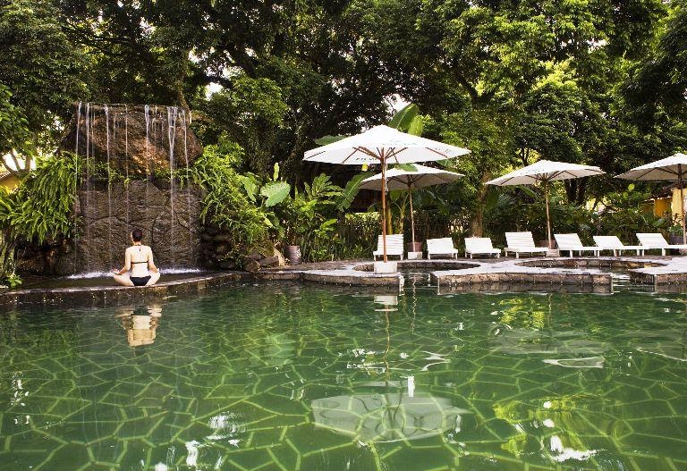 Hệ thống bể bơi trị liệu ngoài trời tại Tản Đà Resort