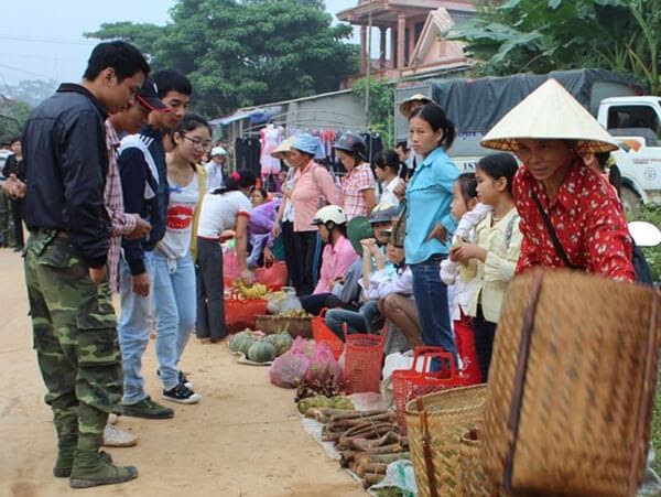 Đừng bỏ lỡ chợ Phiên phố Đòn nhộn nhịp