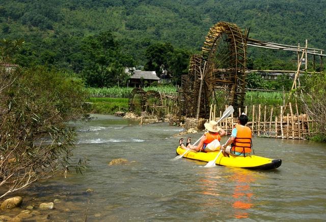 Chèo thuyền trên suối