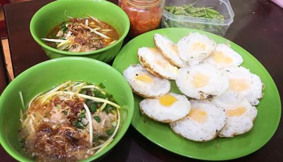 Bánh căn Nhà Chung là món ăn vặt rất nổi tiếng ở Đà Lạt 