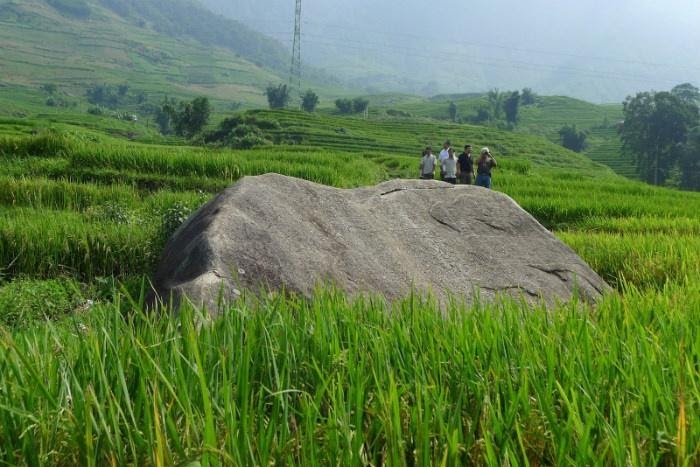 Nằm ngay bên cạnh con suối của bãi đá cổ - Sapa 