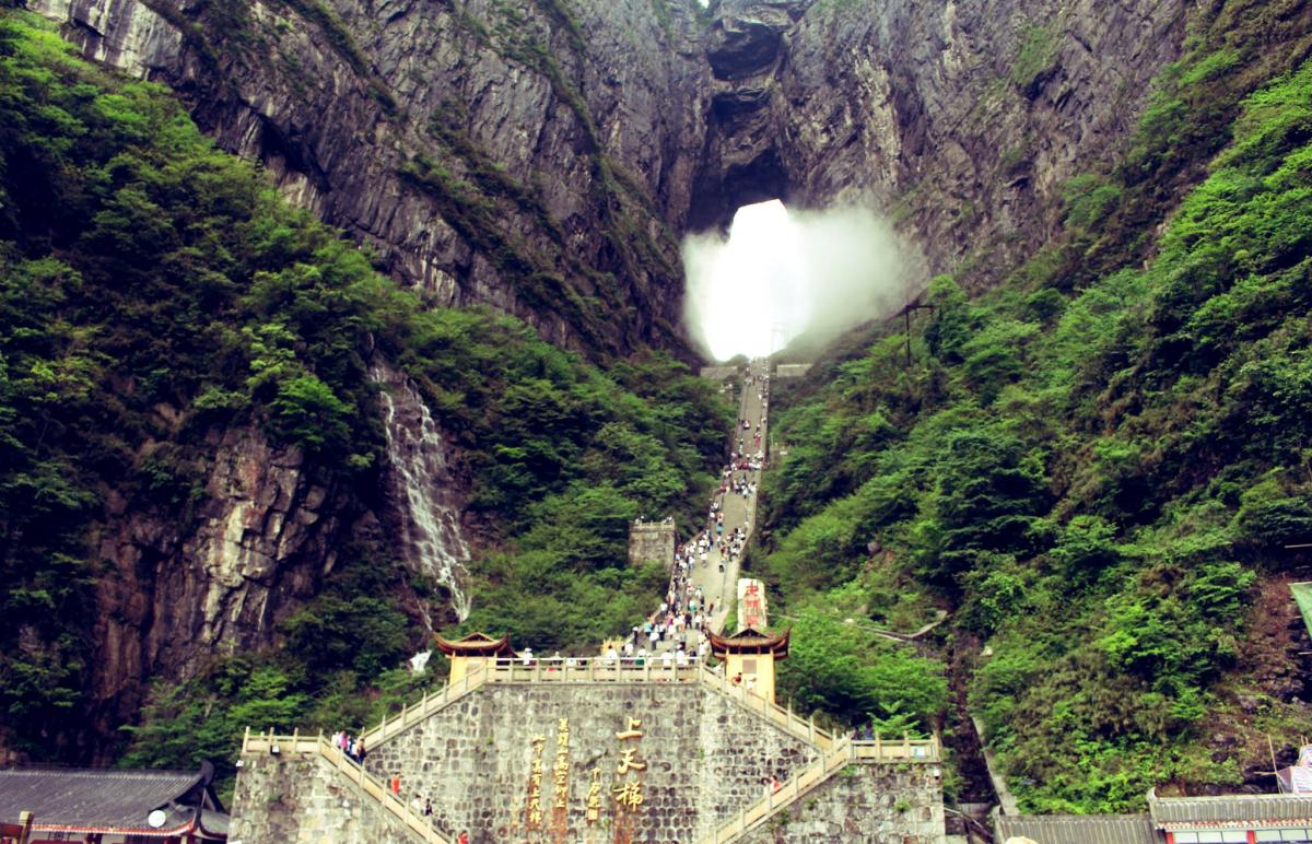 Bậc thang đá dẫn đến Cổng Trời (Nguồn: tourdulichtrungquoc.com.vn)