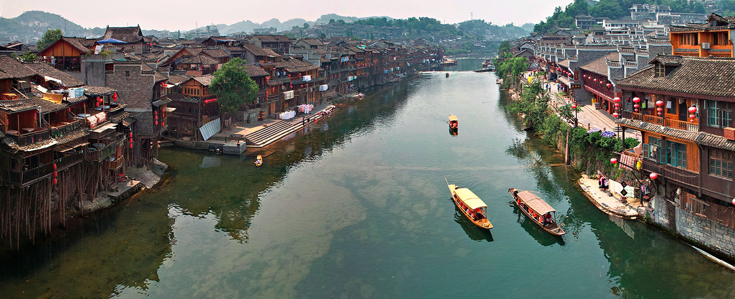 Dãy gia trang cổ nằm ven bờ sông Đà Giang thơ mộng (Nguồn: travel.com.vn)