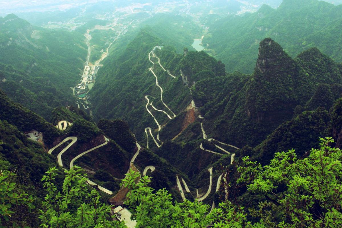 Cung đường hiểm trở bậc nhất thế giới dẫn tới Thiên Môn Sơn (Nguồn: phuonghoangtours.com)