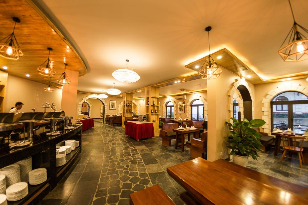 Khách sạn có hai nhà hàng theo 2 phong cách khác nhau để phục vụ khách hàng được tiện nghi nhất (Nguồn: dulich24.com.vn)