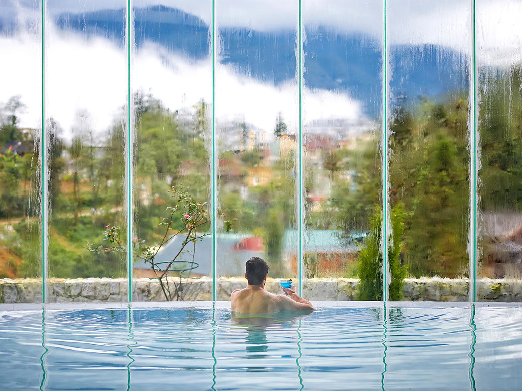 Tại khách sạn có tích hợp bể bơi nhân tạo có tầm nhìn đẹp mắt (Nguồn: Thetips.com)