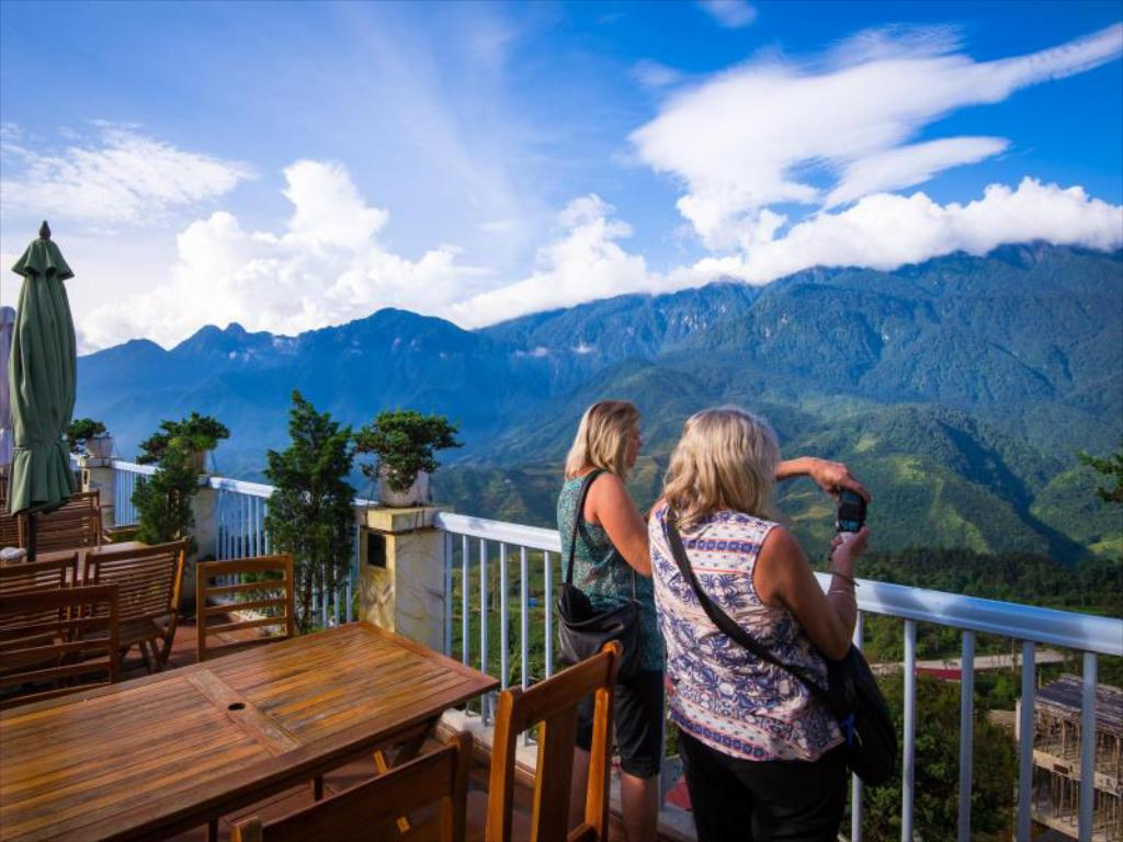 Khách sạn Sapa Sunny Mountain sở hữu hồ bơi rộng lớn cùng view cực ấn tượng, hùng vĩ (Nguồn: agoda.net)