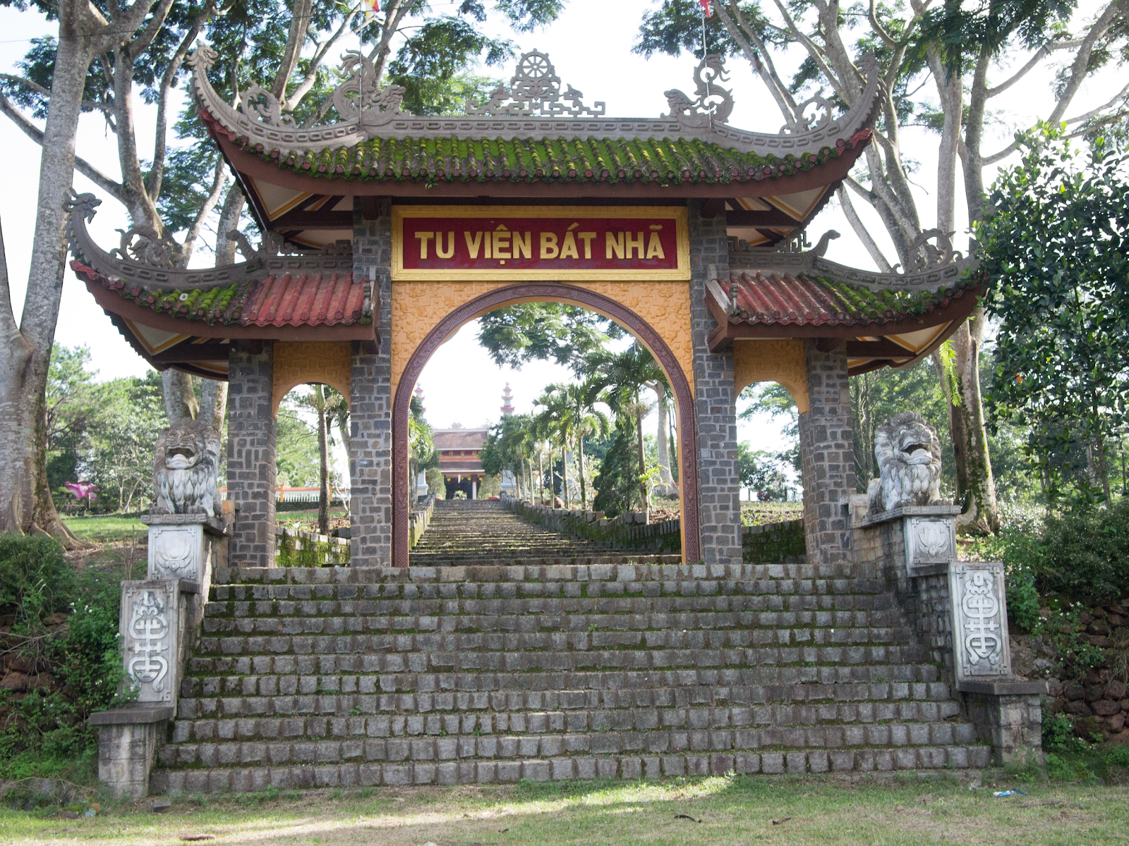 Tu viện Bát Nhã mang những nét uy nghiêm, hoang sơ và cổ kính (Nguồn upload.wikimedia.org)