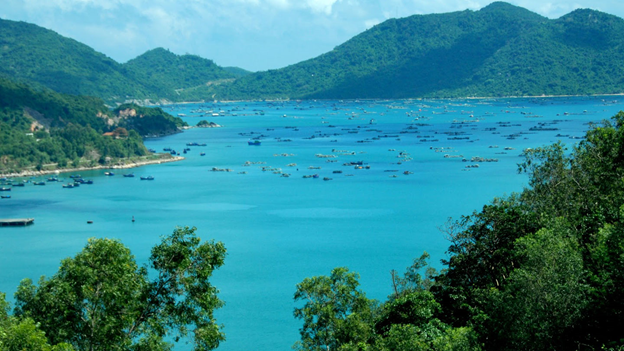 Một góc non xanh nước biếc tại Vịnh Vũng Rô (Nguồn: hodadi.com)