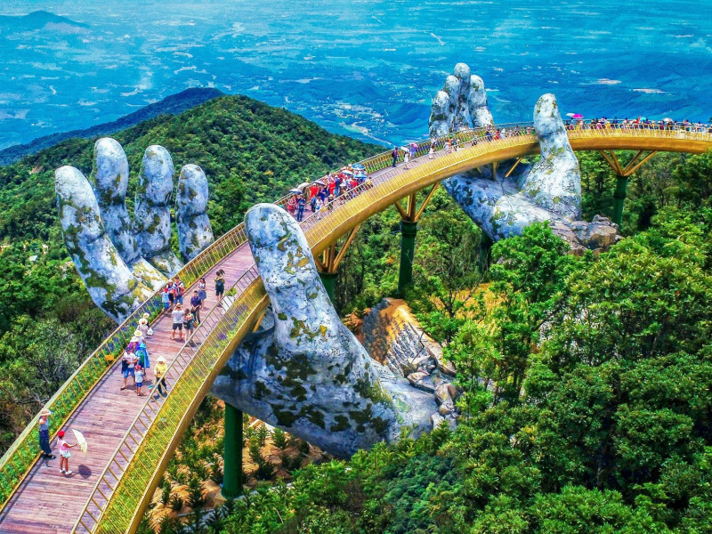 Cầu Vàng - Bà Nà Hills là địa điểm du lịch hấp dẫn tại Đà Nẵng (Nguồn: phunuvietnam.vn)