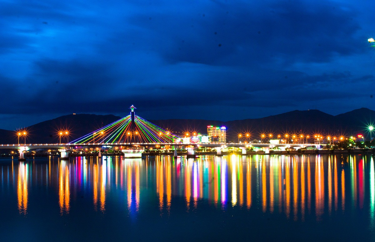 Sông Hàn về đêm lấp lánh tuyệt đẹp (Nguồn: vietfuntravel.com.vn)