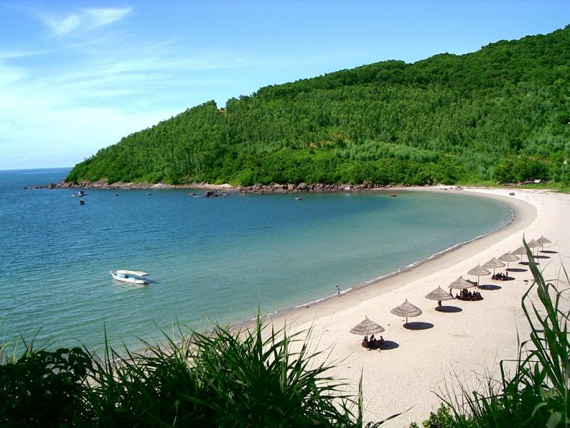 Dải cát trắng ấm áp cùng làn nước trong xanh của bãi biển Non Nước (Nguồn: dananghoian.emyspot.com)