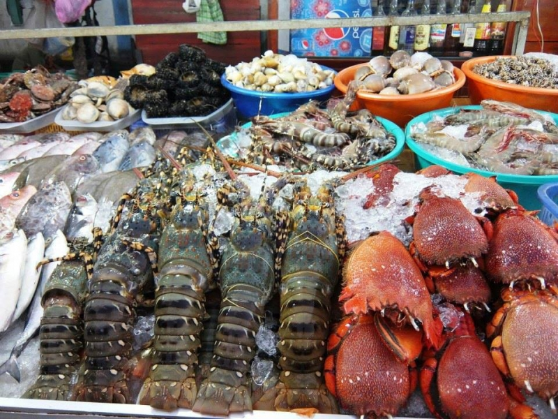 Rất nhiều loại hải sản tươi sống được bán tại nhà hàng ở Vân Đồn (Nguồn: toplist.vn)