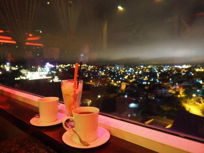 Cùng ngắm thành phố Đà Lạt về đêm qua tấm kính mờ (Nguồn: toursdulichdalat.com)