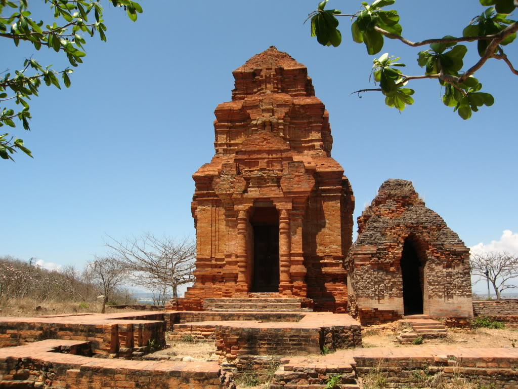 Tháp Poshanư với kiến trúc cổ (Nguồn: chudu24.com)