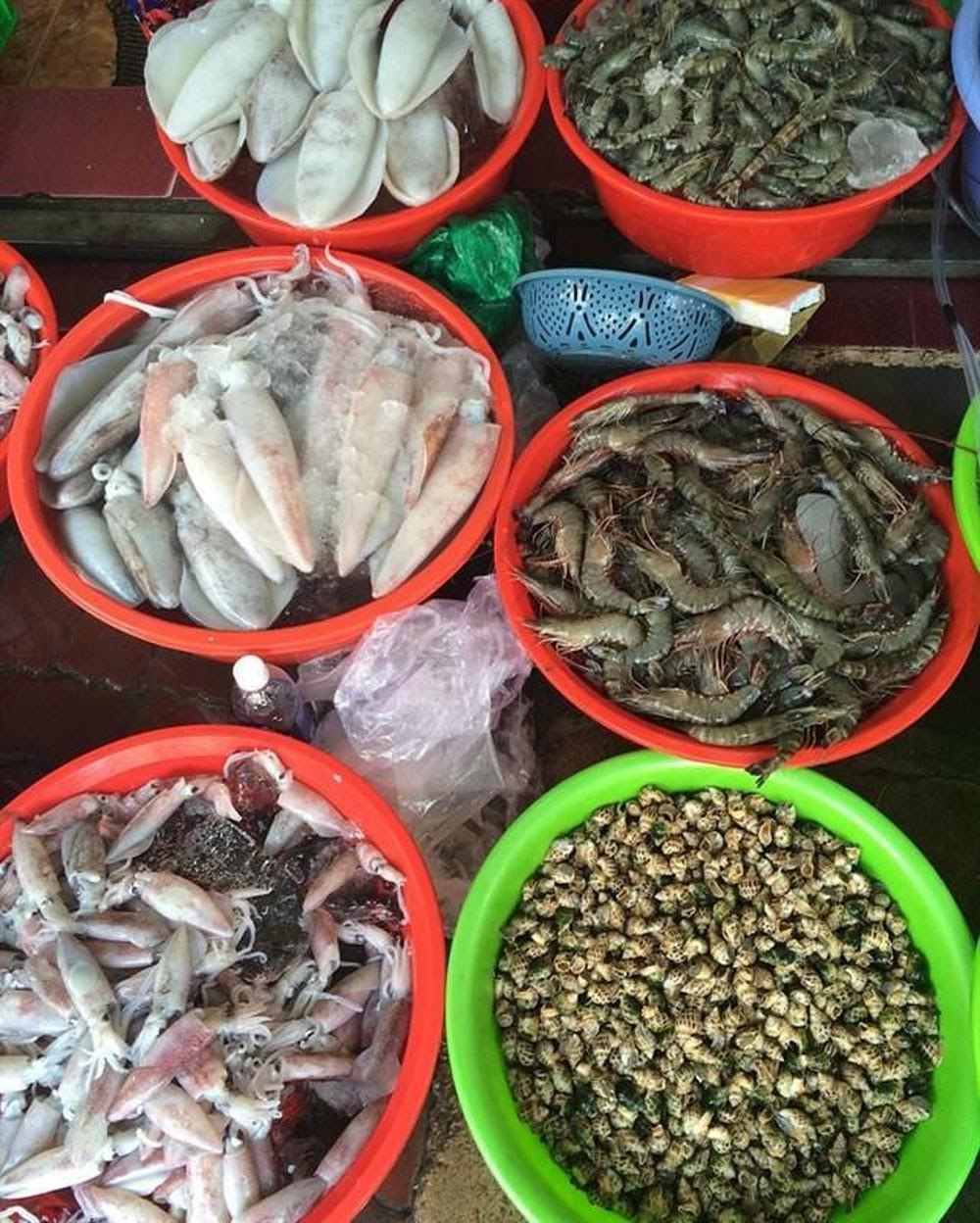 Cùng đi mua hải sản tại chợ Xóm Lưới (Nguồn: baomoi.com)
