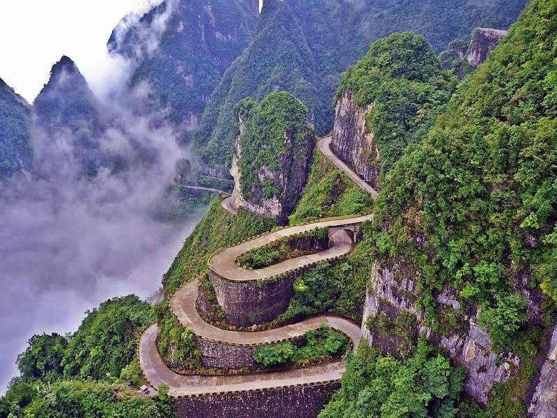 Đường lên đỉnh Thiên Môn Sơn ngoằn ngoèo, uốn lượn (Nguồn: vietsuntravel.com)