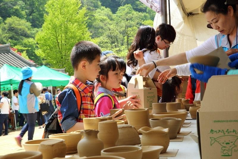 Tận hưởng không gian văn hoá gốm sứ truyền thống Hàn Quốc (Nguồn: gomsu.divashop.vn)