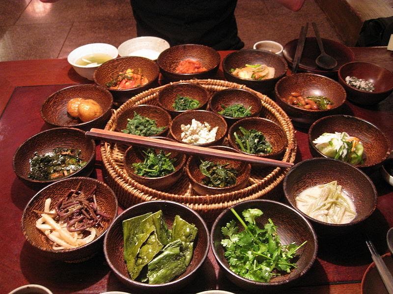Đồ ăn Hàn Quốc khá cay và nhiều rau (Nguồn ảnh: ethnicfoodsrus.com)